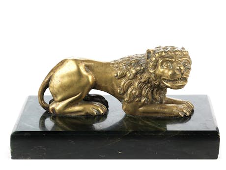 Kleine Tischskulptur in Gestalt eines liegenden Löwen